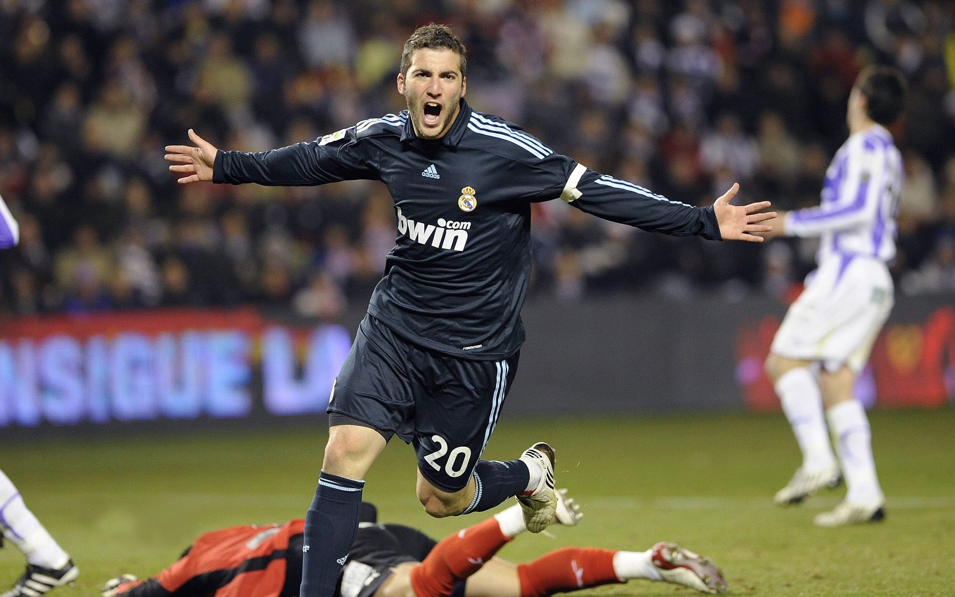 意甲焦点战之夜，爱德华兹带动全队节奏，谱写绿茵新篇章