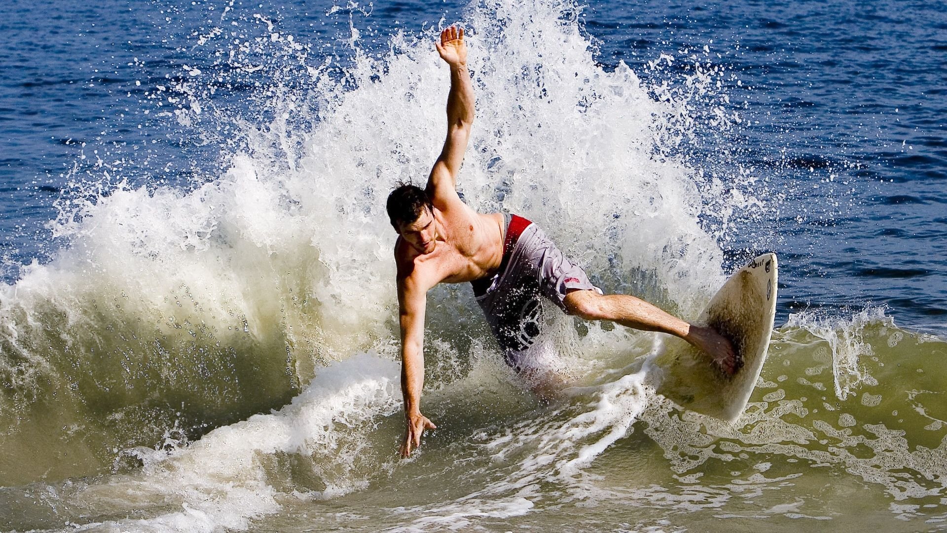 从绿茵场到国际舞台,阿圭罗的证明与伊拉克对洪都拉斯的强压外交